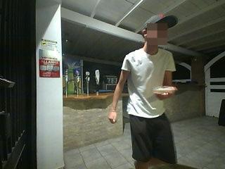 Incursione dei baby-vandali che fuggono rubando una fetta di torta