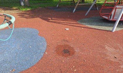 Baby vandali beccati dal sindaco a fare un falò nel parco giochi: "C...o vuoi?"