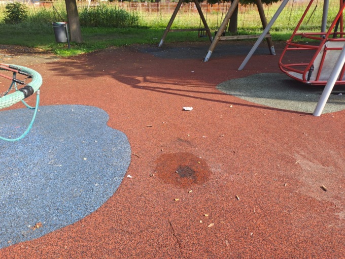 Baby vandali beccati dal sindaco a fare un falò nel parco giochi: “C…o vuoi?”