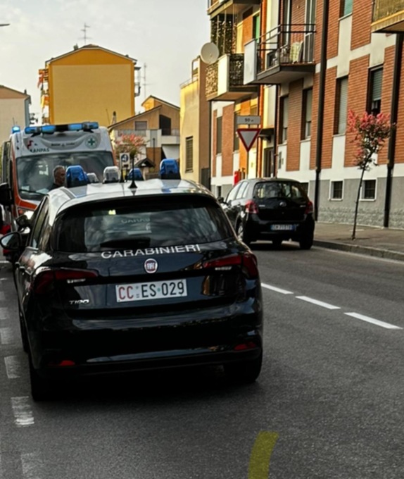 Furiosa lite per l’appartamento finisce a coltellate: tre denunciati