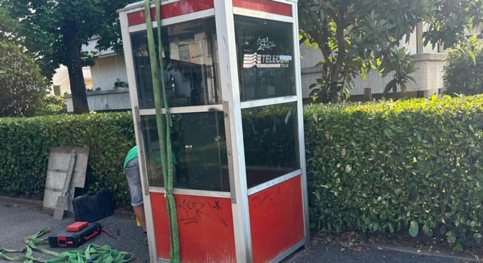 Smantellata l’ultima cabina telefonica di Carugate: diventerà una libreria per la biblioteca