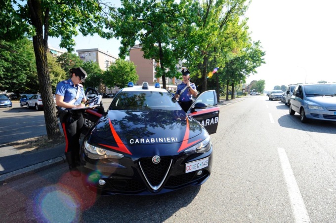 La moglie lo becca a guardare video hot su Internet, anziano chiama il 112: “Aiuto, sta spaccando casa”