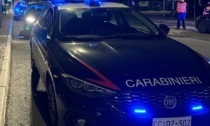 Prende a pugni la moglie davanti a un bar: denunciato dai Carabinieri