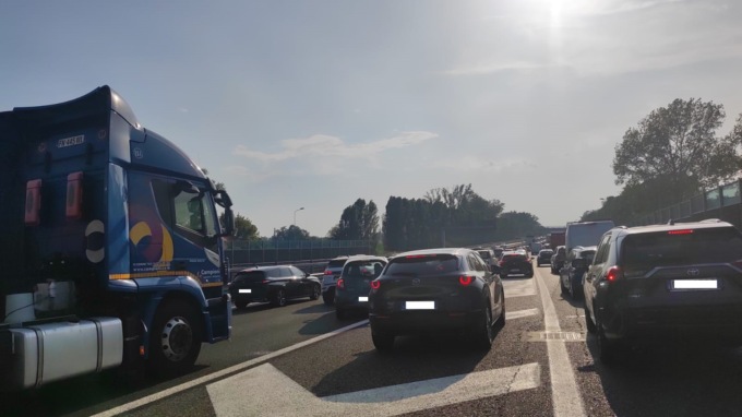 Incendio sulla Rivoltana, traffico in tilt verso Milano