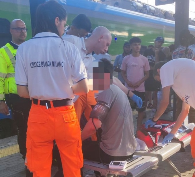Shock sul treno: aggredisce un ragazzo e gli stacca un dito a morsi FOTO