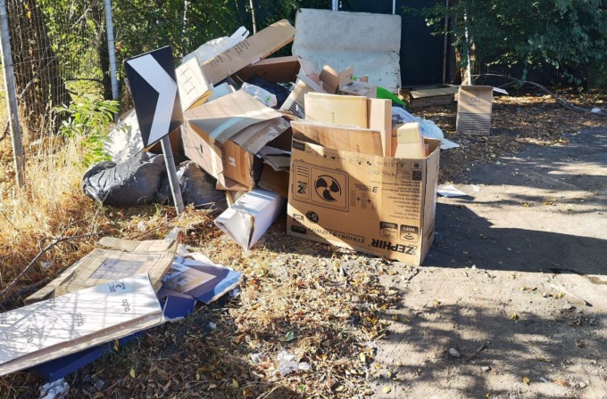 La mamma che crea una discarica abusiva: scattano denuncia e multa