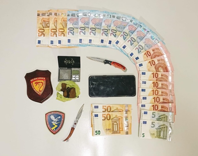 Agenti della Polizia Locale aggrediti da due spacciatori