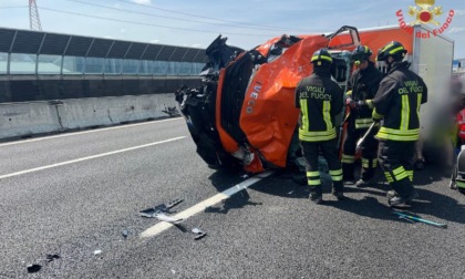 Incidente tra due auto e un furgone in A4, un mezzo si ribalta: tre feriti