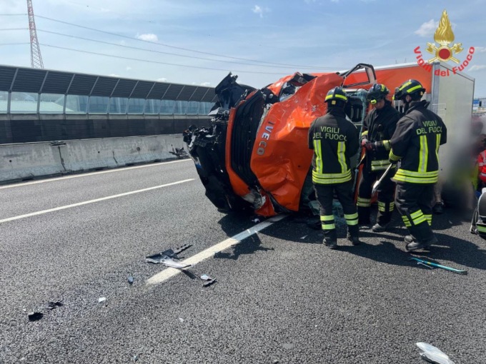 Incidente tra due auto e un furgone in A4, un mezzo si ribalta: tre feriti