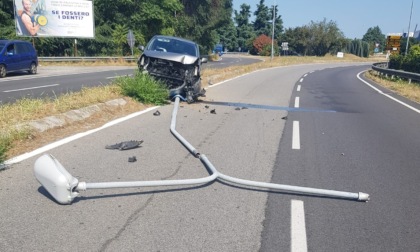 Una vespa si infila nella maglietta, sbanda e abbatte un palo con l'auto