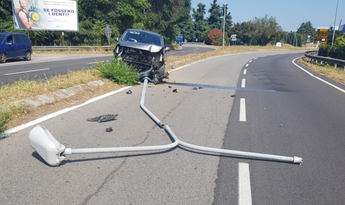 Una vespa si infila nella maglietta, sbanda e abbatte un palo con l’auto