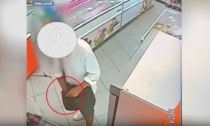 Il video della rapina a mano armata nel supermercato: l'hanno arrestato mentre mangiava al fast food