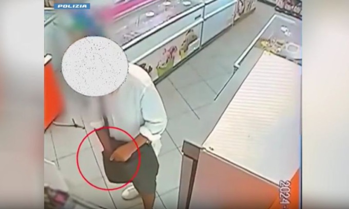 Il video della rapina a mano armata nel supermercato: l’hanno arrestato mentre mangiava al fast food