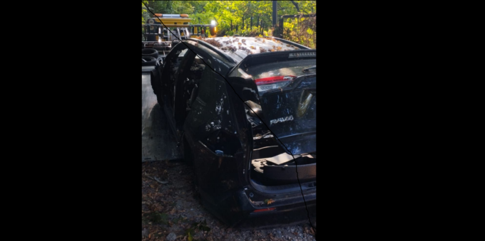 La strada di Brugherio “cimitero di auto”: rimosso un Suv “cannibalizzato”