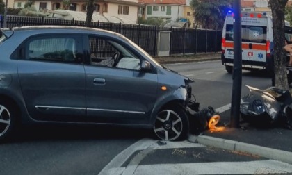 Tira dritto alla rotonda e si schianta contro un lampione