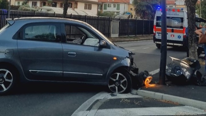 Tira dritto alla rotonda e si schianta contro un lampione