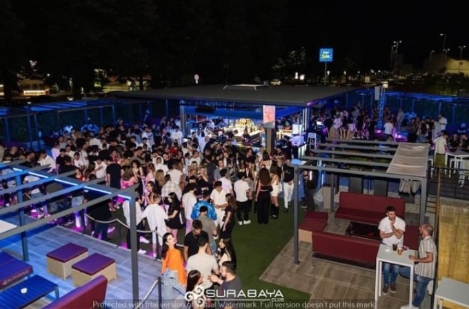 La Polizia Locale chiude il club estivo per 60 giorni, il giudice lo riapre