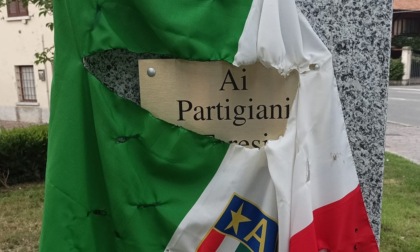 Bruciato il Tricolore dell'Anpi, condanna (quasi) unanime