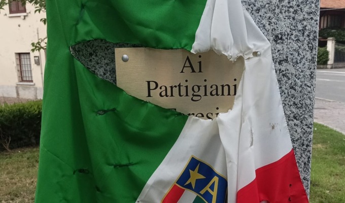 Bruciato il Tricolore dell’Anpi, condanna (quasi) unanime