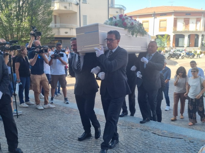 Omicidio di Sharon Verzeni, una folla al funerale