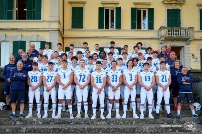Due giovani Daemons con la nazionale italiana di football americano