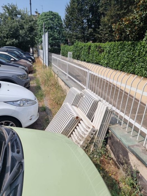 Abbandona i caloriferi in strada, il Comune li vende e ci guadagna 400 euro: “Grazie all’incivile!”