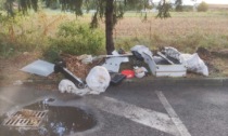 Rifiuti abbandonati nel parcheggio del cimitero: caccia agli incivili a Cambiago