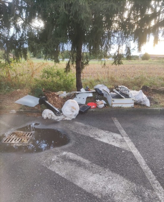 Rifiuti abbandonati nel parcheggio del cimitero: caccia agli incivili a Cambiago