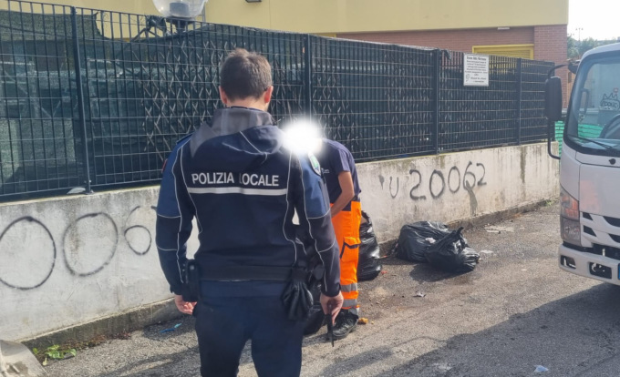 Rifiuti abbandonati a Bellinzago Lombardo, avviata un’indagine: “Prenderemo i furbetti”