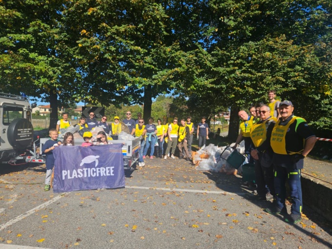 “Puliamo il mondo” a Gessate, raccolti 100 chili di rifiuti: le foto dei volontari in azione