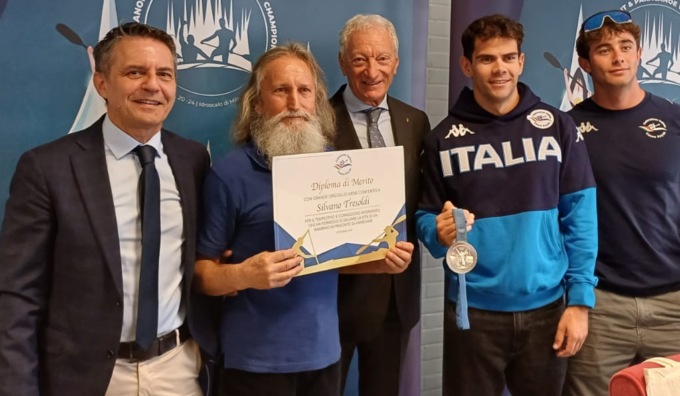 Aveva salvato un bimbo dall’annegamento: la Federazione ha premiato il canoista di Cassano d’Adda