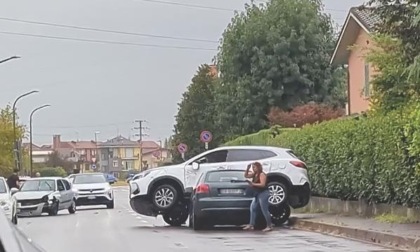 Carambola tra macchine, una si ribalta e finisce sul cofano di un'auto in transito