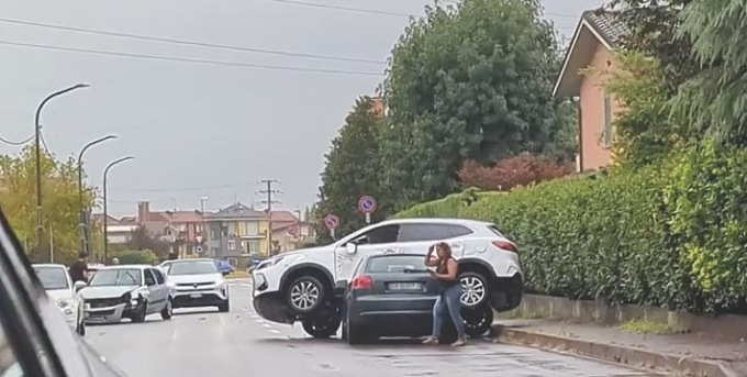 Carambola tra macchine, una si ribalta e finisce sul cofano di un’auto in transito