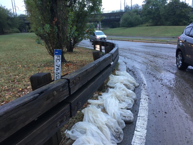 Maltempo, strada allagata diventa il “cimitero delle targhe”