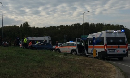 Grave incidente sulla Padana, macchina finisce contro il guardrail