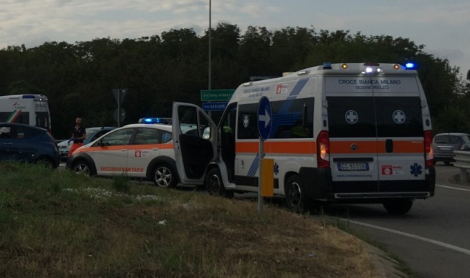 Grave incidente sulla Padana, macchina finisce contro il guardrail