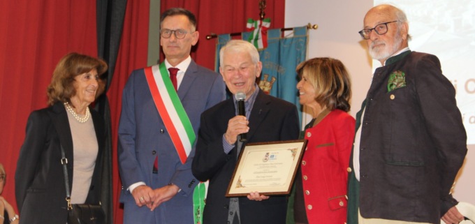 Capriate, conferita la cittadinanza onoraria a don Luigi Cortesi