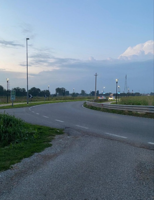 A Bellinzago la curva della paura, tra incidenti e danni. I residenti: “Non viviamo tranquilli”