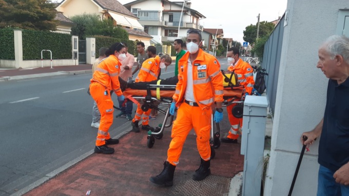 Ciclista investito a Pioltello interviene l’ambulanza