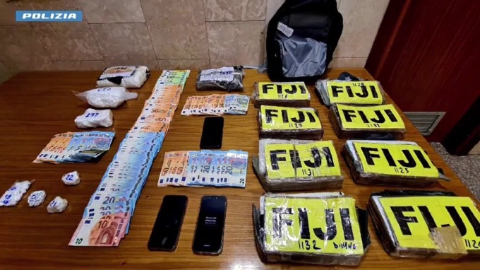 In casa avevano 12 chili di cocaina: a Carugate i panetti erano nascosti sotto al divano