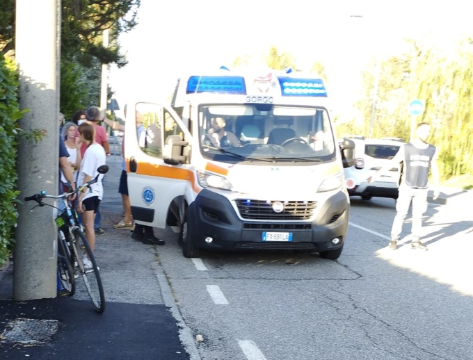 Anziana cade in bicicletta a Bussero, attimi di forte preoccupazione