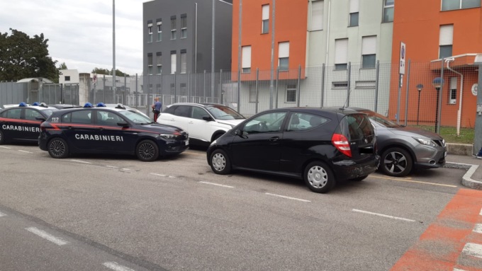 Cerca di investire l’ex e l’amante, poi scappa rischiando di colpire i passanti lungo le strade