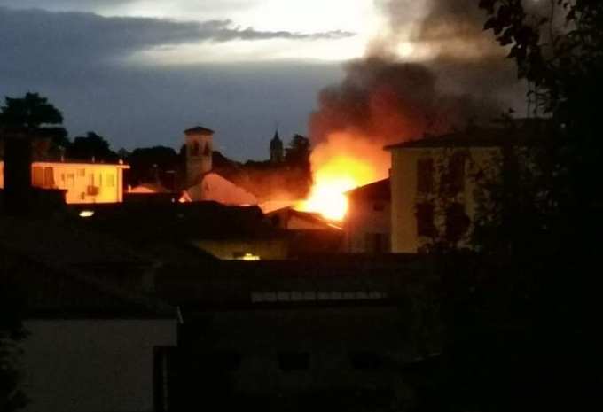 Incendio in un’abitazione nel centro di Trezzo, morto un 70enne