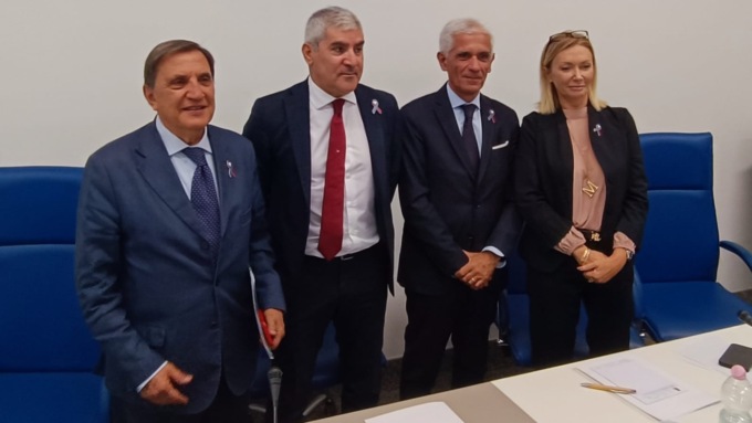 Tumore della mammella, la campagna di sensibilizzazione con la Polizia di Stato