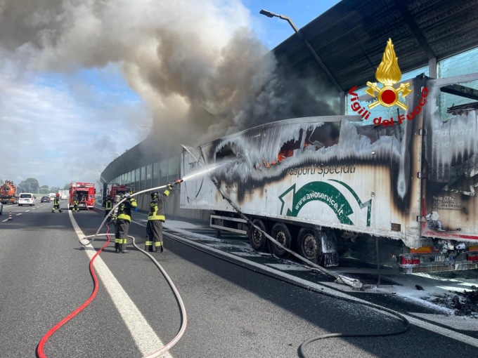 Paura in A4, il rimorchio del Tir prende fuoco: l’intervento dei pompieri