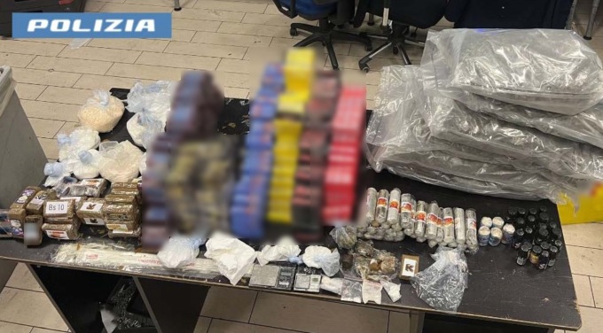 Dopo gli slip e la lavatrice…arriva la droga nascosta nel frigo: il video della “stupefacente” scoperta