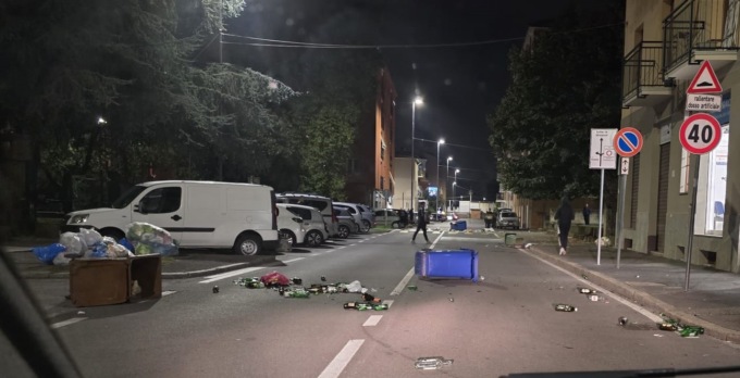 Ubriaco svuota il bidone del vetro in strada, poi lancia bottiglie verso i palazzi