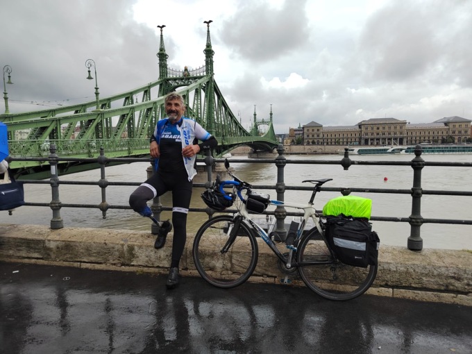 Oltre ogni limite, la storia di Giuseppe: da Melzo a Budapest in bici dopo l’amputazione