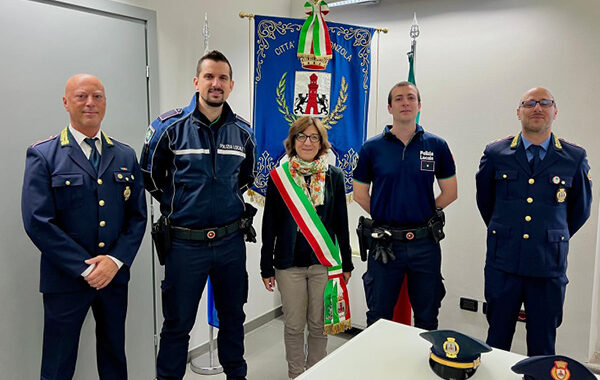 Gorgonzola, elogiati due agenti della Polizia Locale: “Decisivi per la cattura di un fuggitivo”