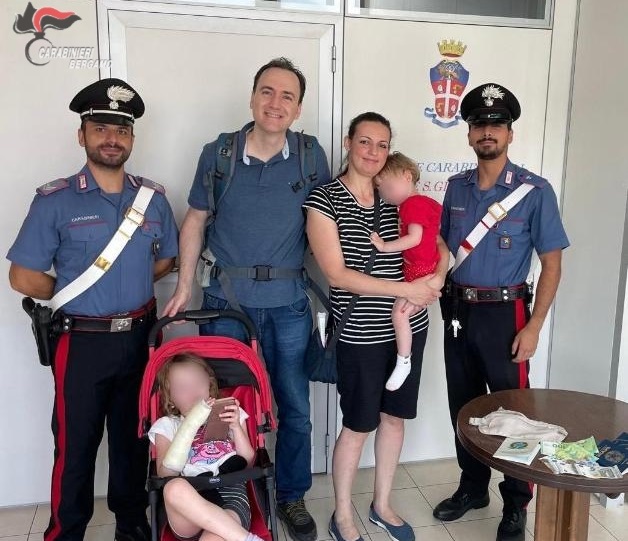 Capriate, perdono soldi e documenti al parco divertimenti: turisti brasiliani rintracciati dai Carabinieri che hanno restituito loro gli averi